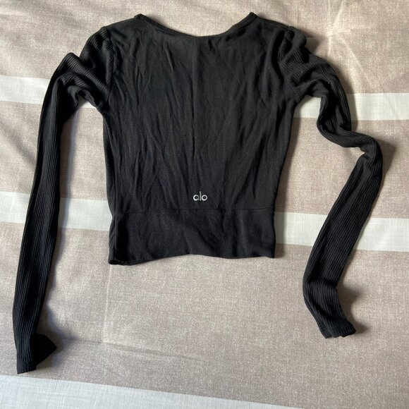EUC ALO Yoga Black Fitted Twist Front Top Sz XS - Picture 5 of 5